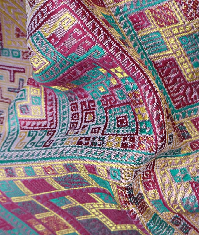 Fabraic poileistir Jacquard cosúil le síoda do Pha Sinh Sarong Téalainnis